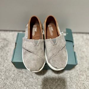 Brand new! Toddler’s Toms classic. Corduroy/synthetic leather.